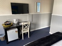 Tisch mit Kühlschrank