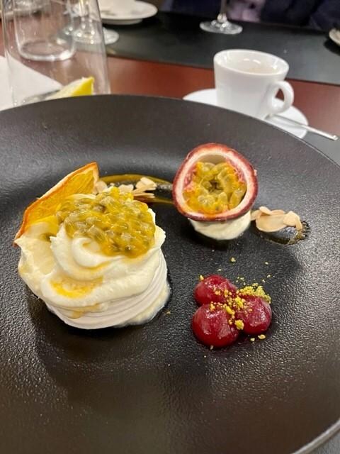 Till efterrätt - Pavlova. Hilton restaurang.