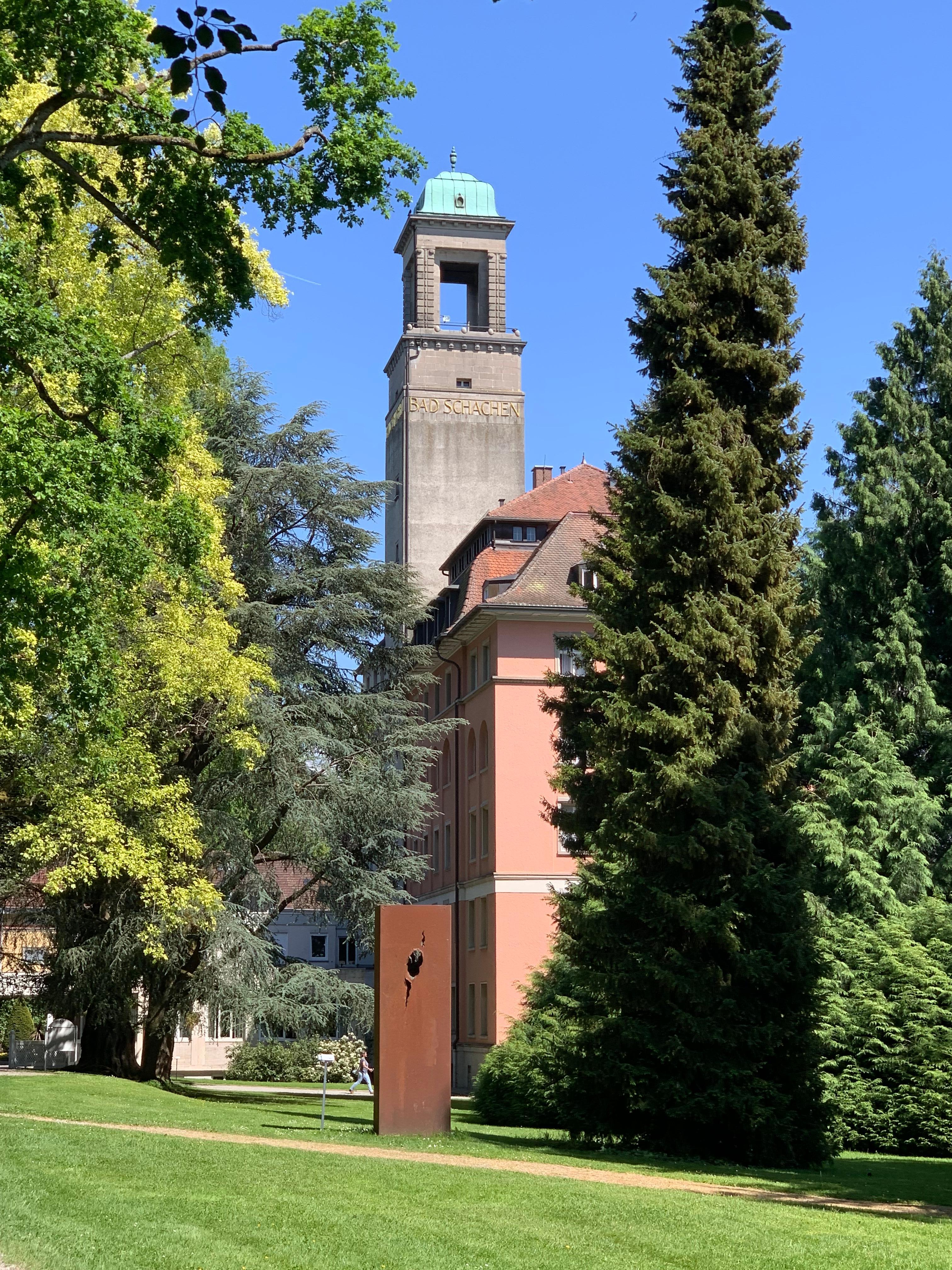 Blick vom riesigen Park aufs Hotel