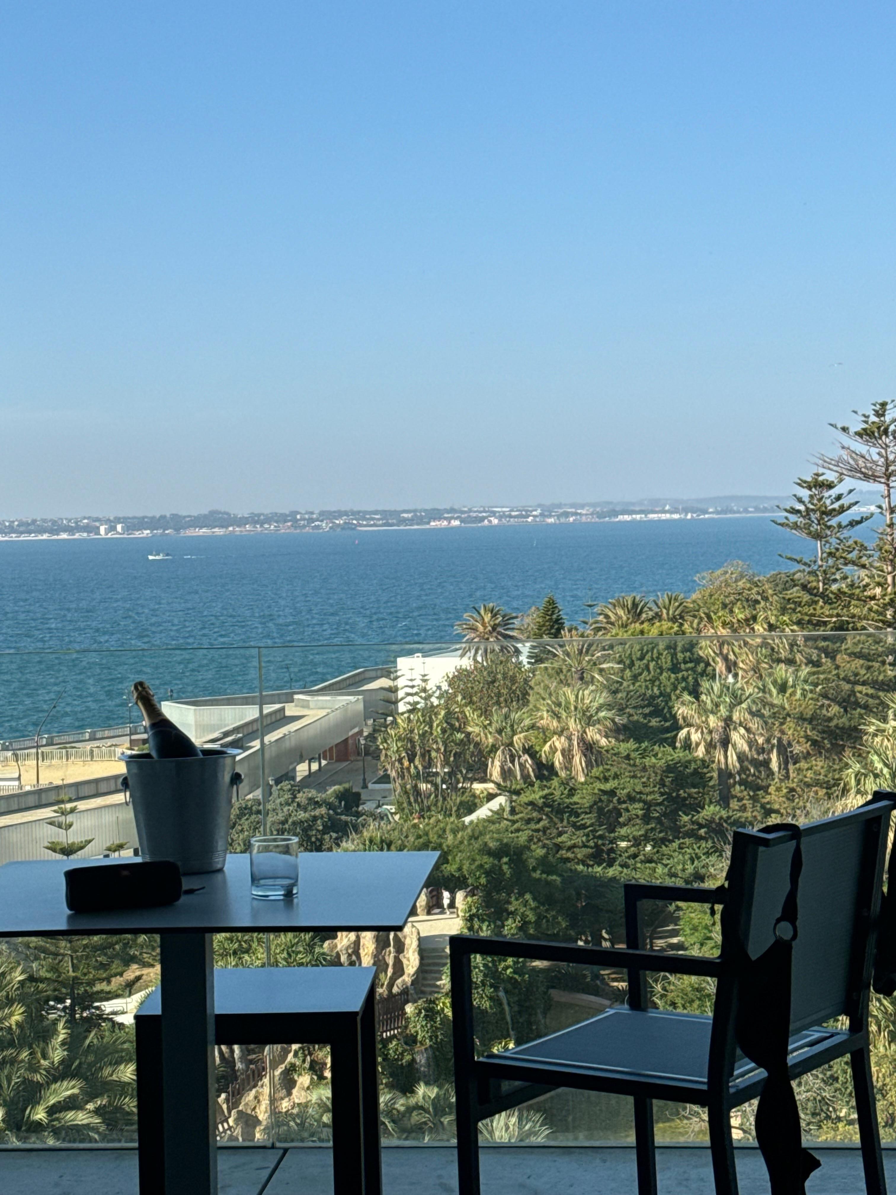 Flott utsikt over inndeling til Cadiz og Atlanterhavet fra terrassen 