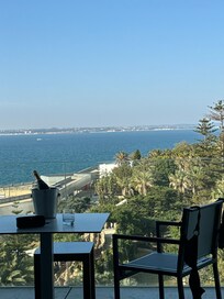 Flott utsikt over inndeling til Cadiz og Atlanterhavet fra terrassen