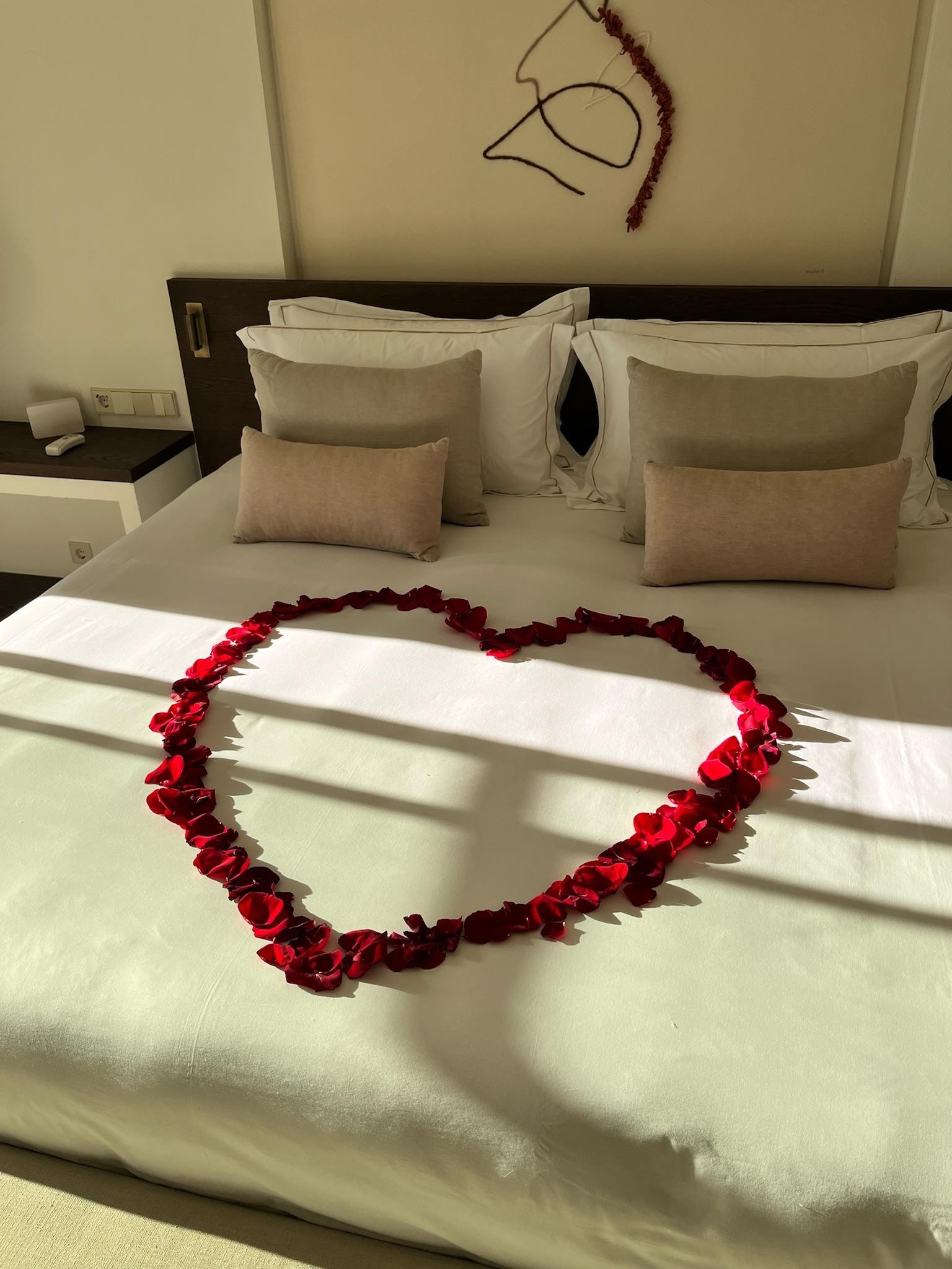 Seng pyntet med roser