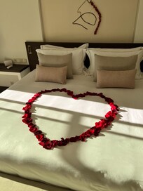 Seng pyntet med roser