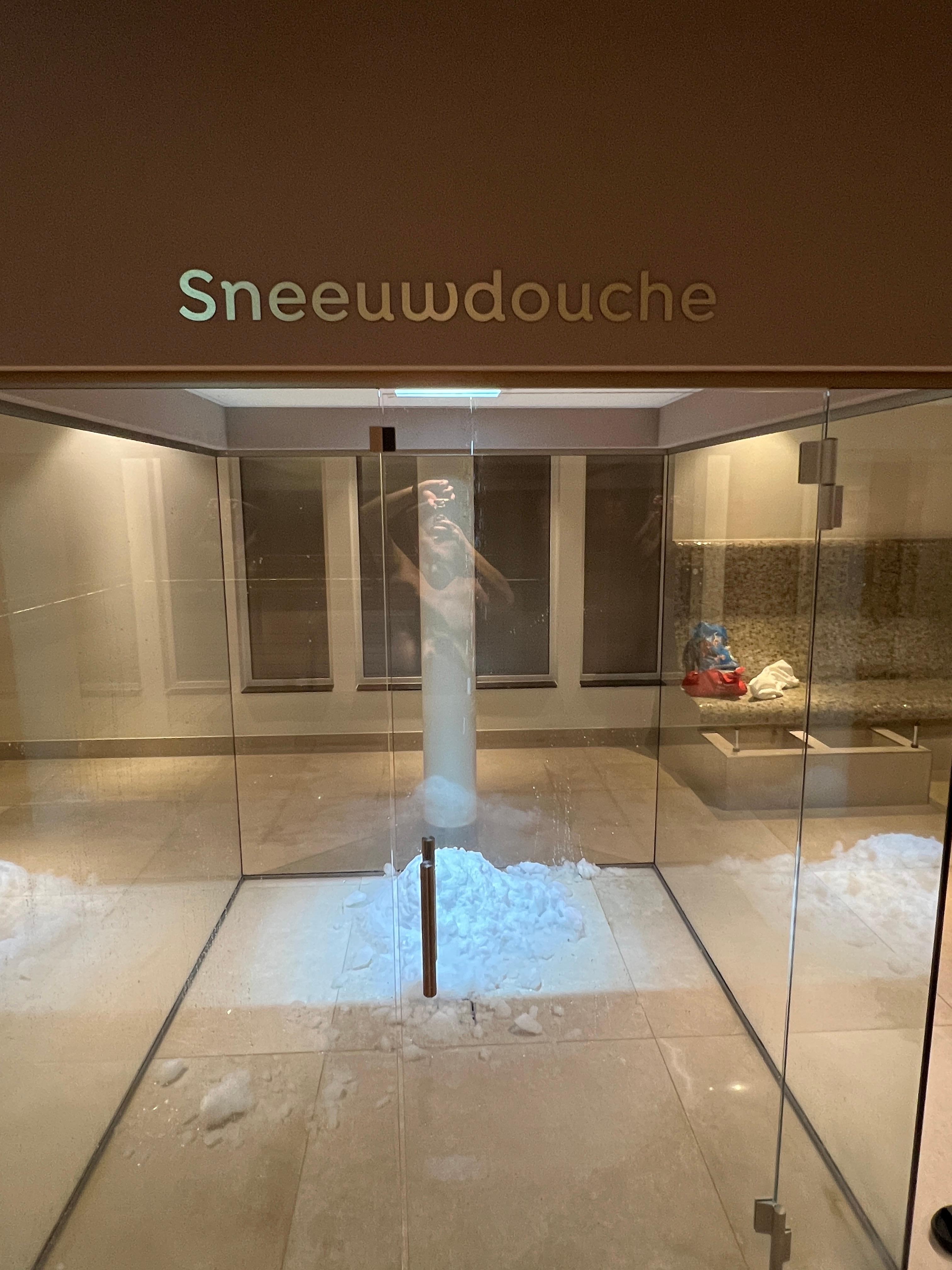 Een sneeuwdouche in de spa. 