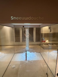 Een sneeuwdouche in de spa.