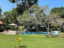 Zwembad gezien vanuit de villa