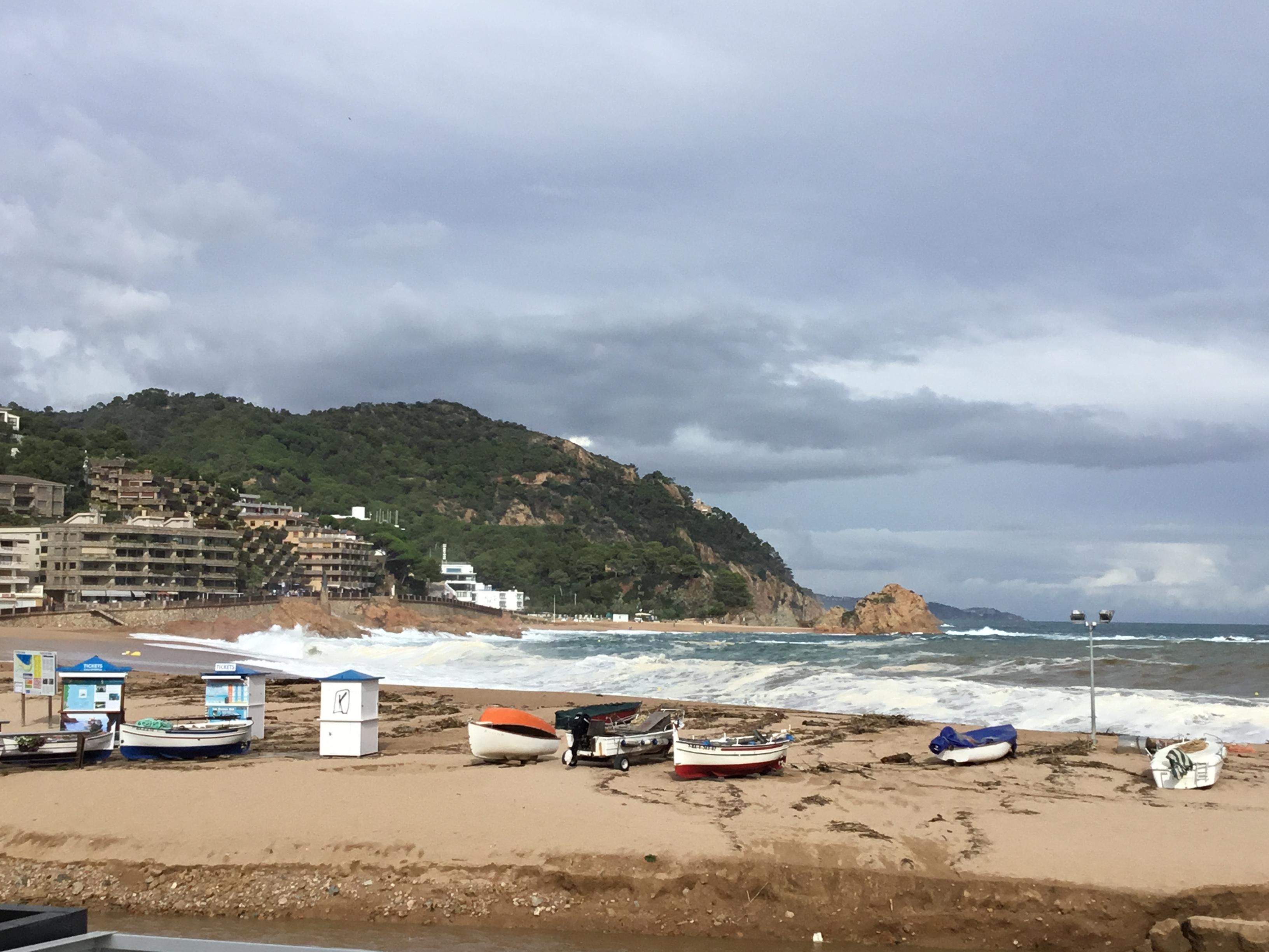 Vu de la chambre la plage après un gros coup de mer endiablée mais tellement merveilleux 