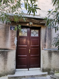 Entrée de la "résidence" du même aspect que le reste