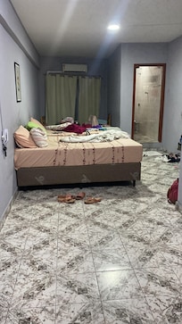 Foto real do quarto.