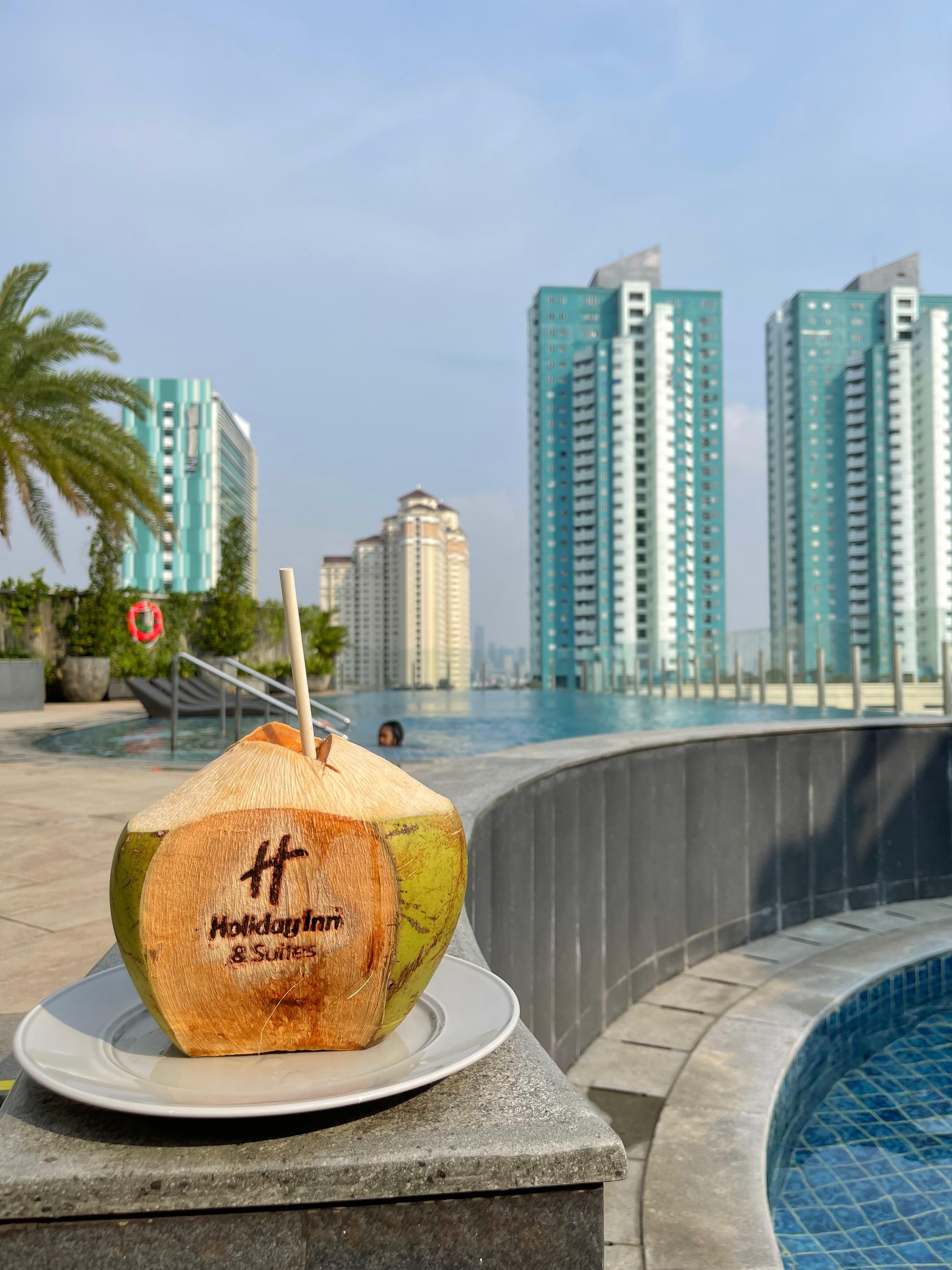 Kokos drink ved basseng