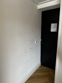 Trace partout + vissure sur mur de chambre à droite