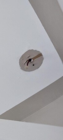 Kabel hängen aus der Wand