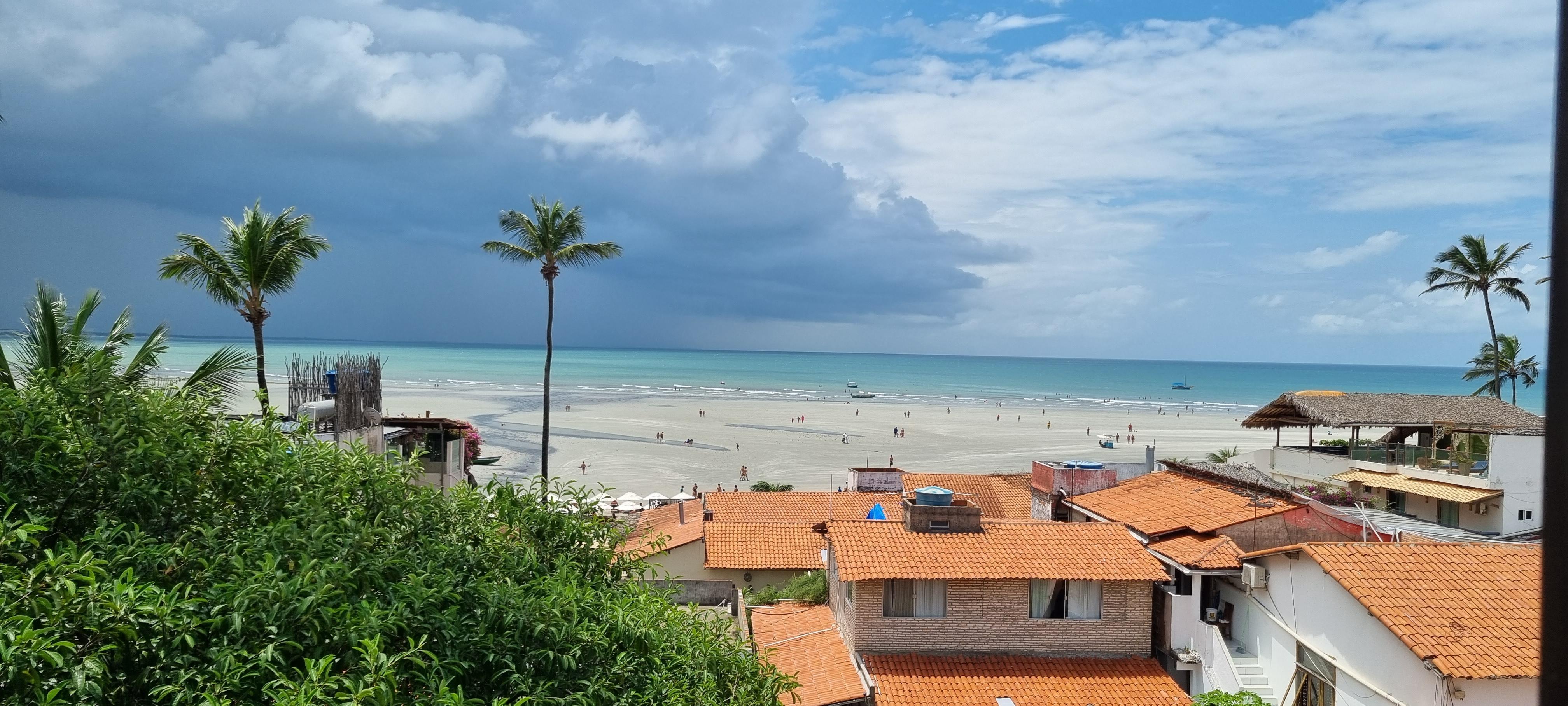 Vista da piscina para o mar