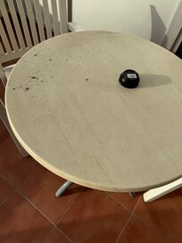 Tisch auf dem Balkon