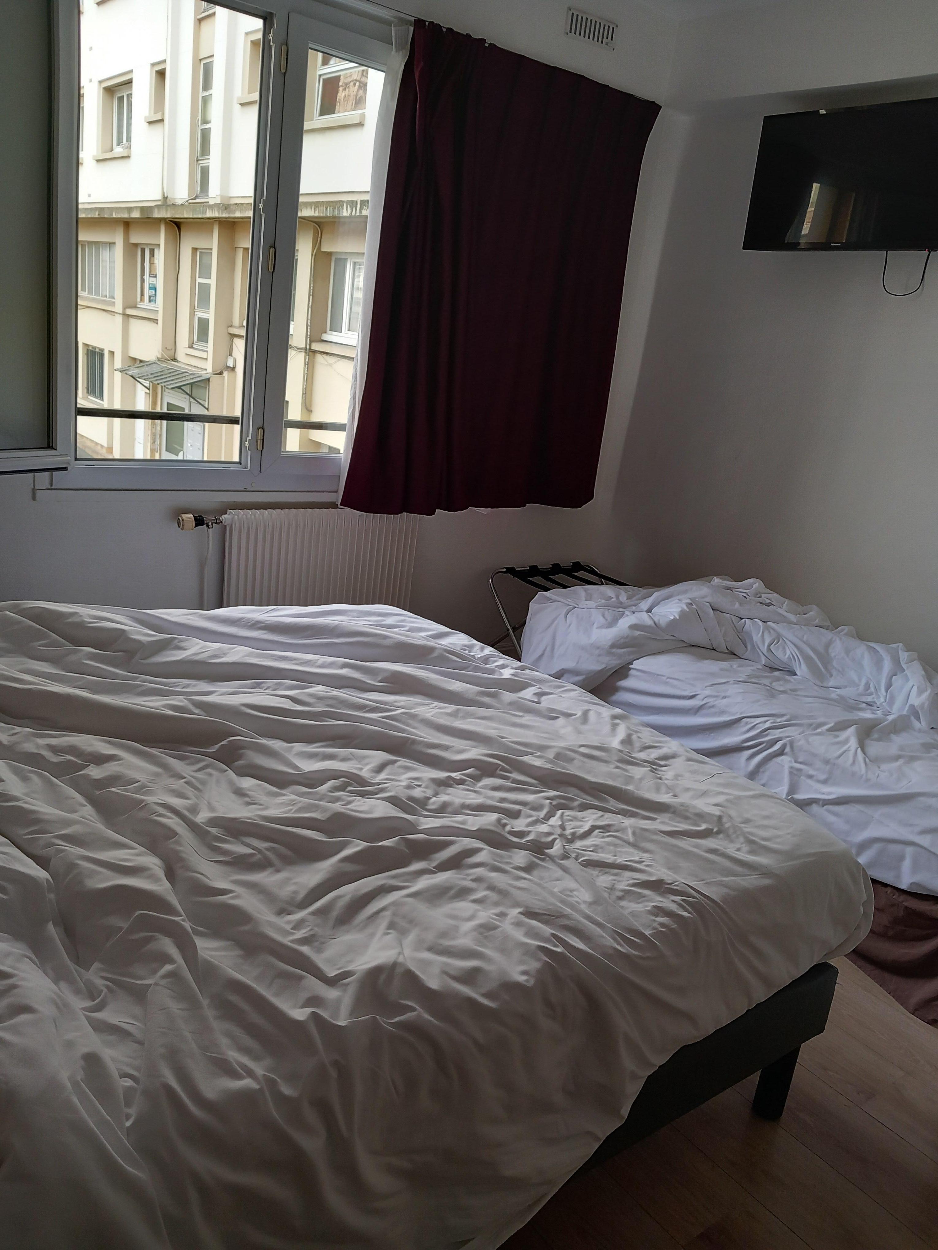 Chambre spacieuse avec 1 grand et un petit lit, surclassé par rapport à notre réservation 