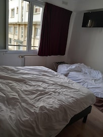 Chambre spacieuse avec 1 grand et un petit lit, surclassé par rapport à notre réservation
