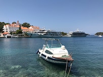 Im Hintegrund mittig das Hotel