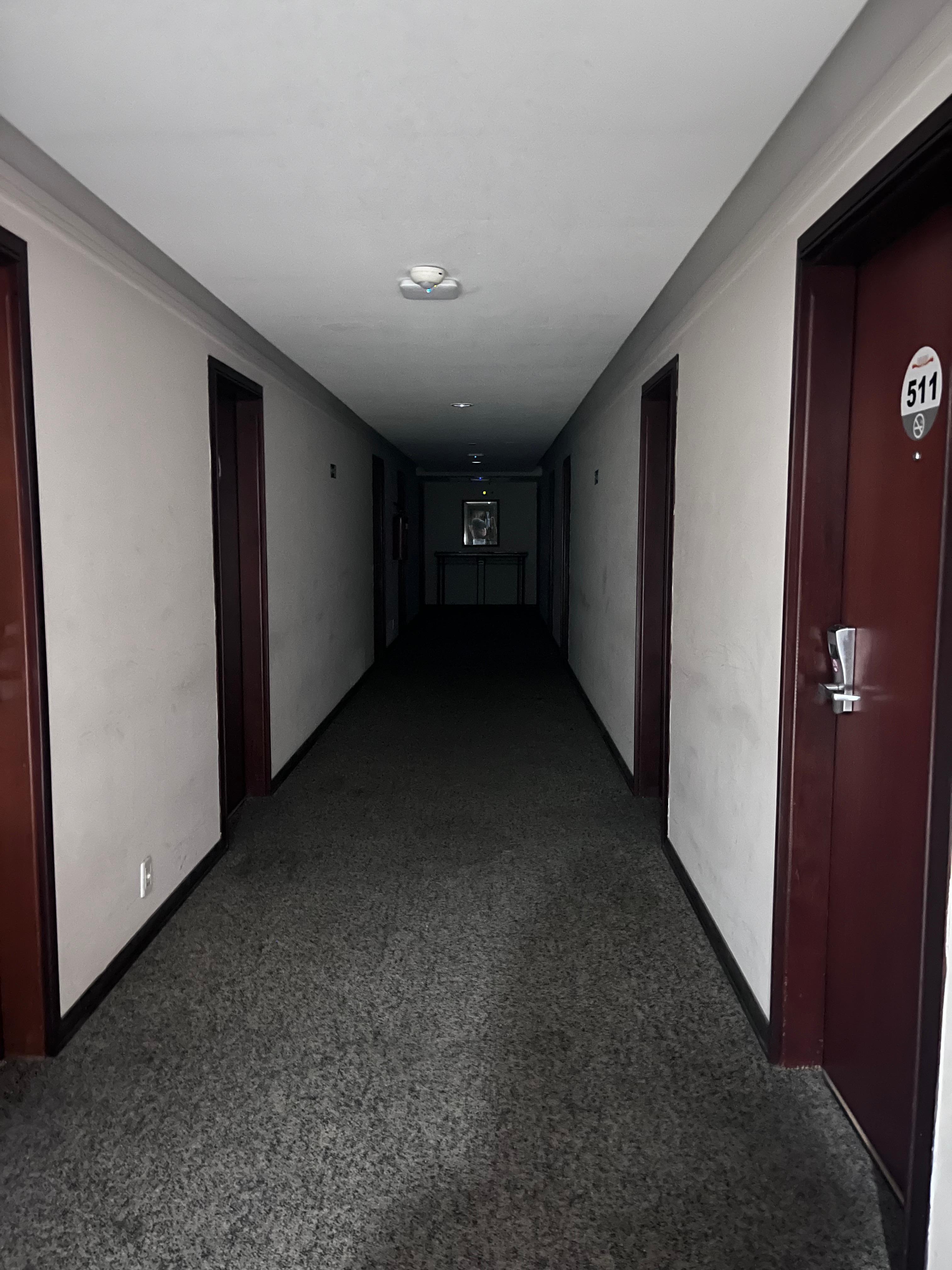 As paredes dos corredores todas sujas..