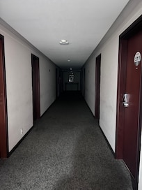As paredes dos corredores todas sujas..