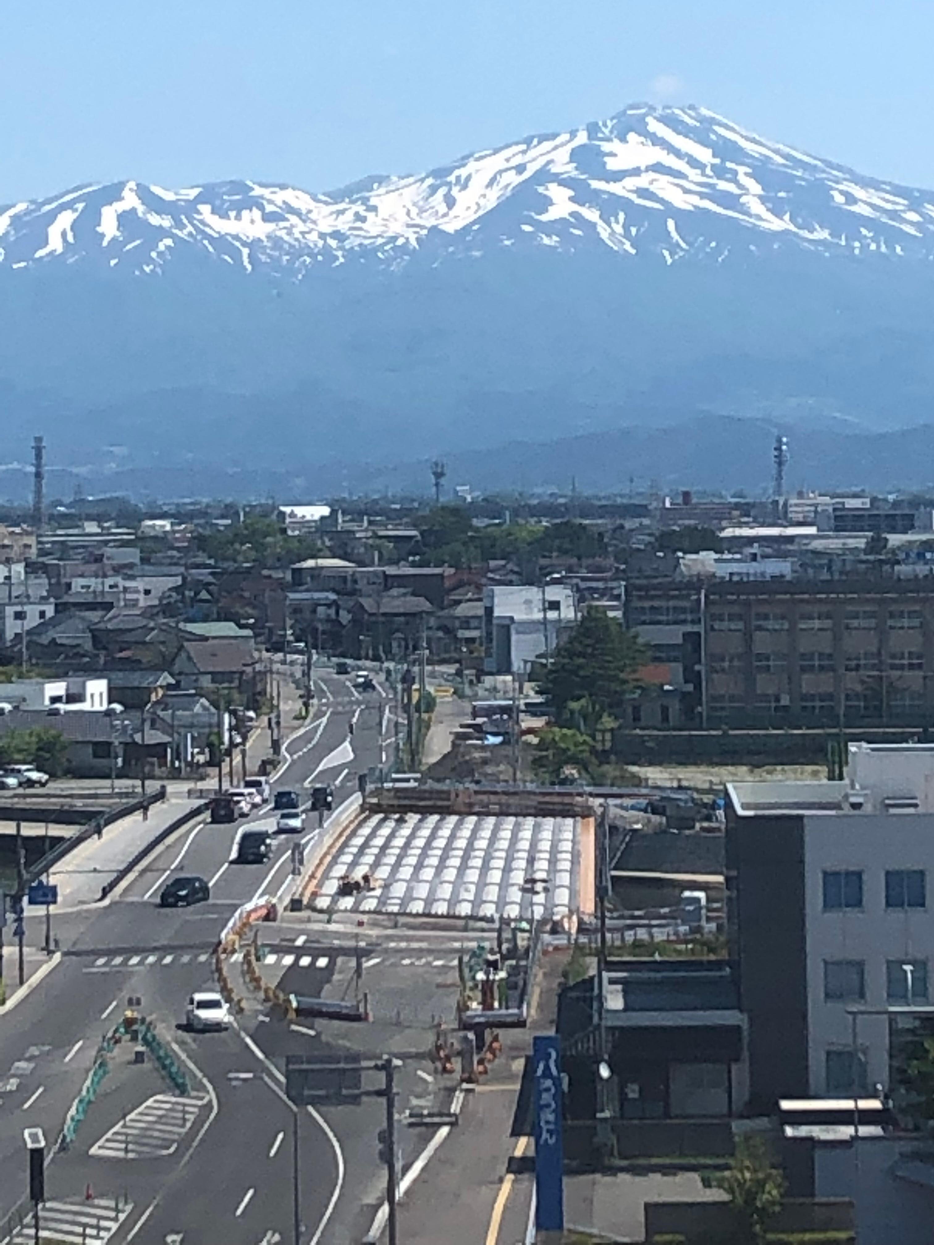 エレベーターホールからの鳥海山
