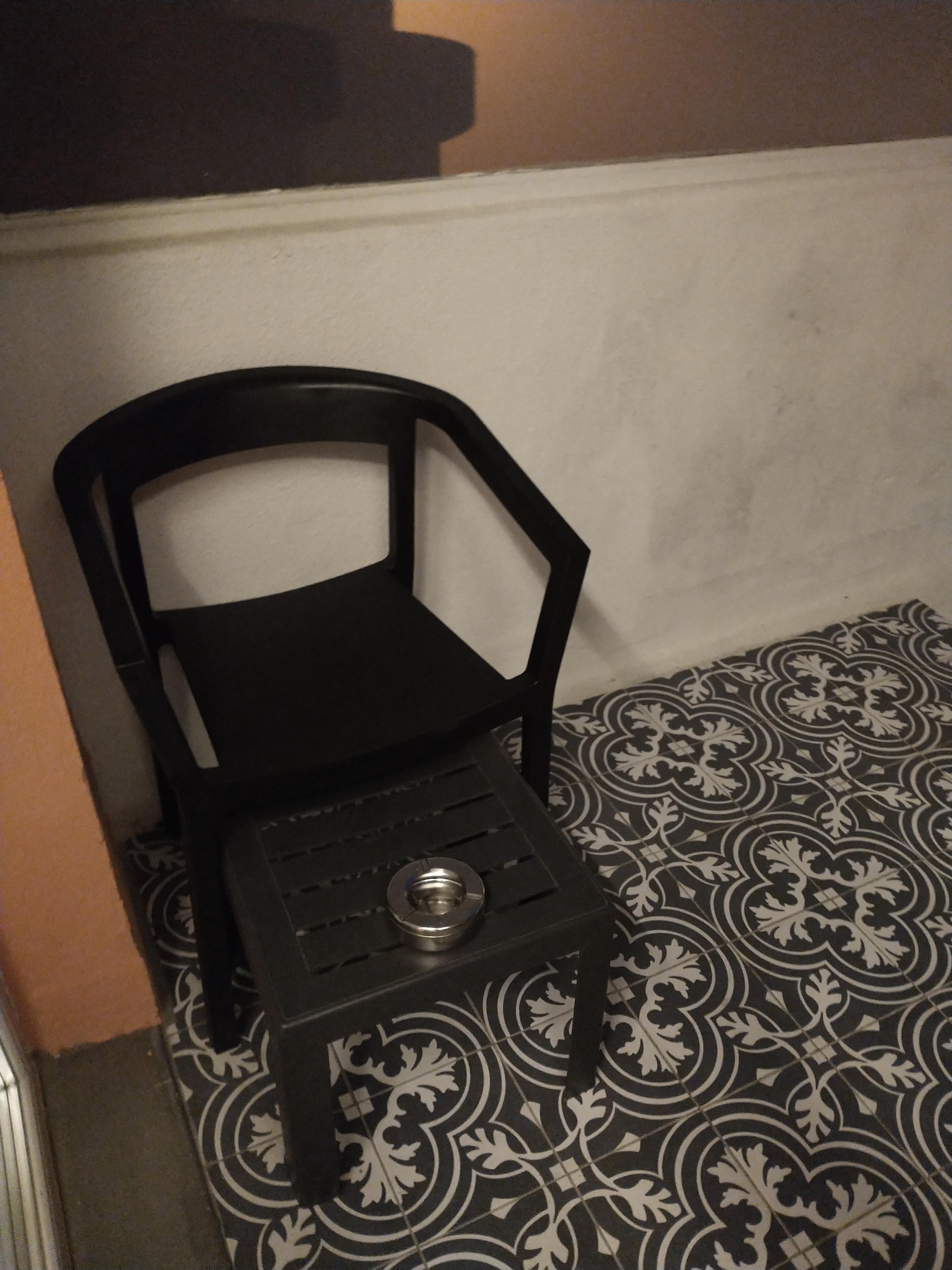 This "non-smoking" room "conveniently" came with an ashtray.