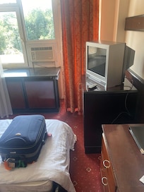Apenas si se puede pasar entre la cama de 80 cm y el mueble del viejo televisor. El aire acondicionado de cassette hace un ruido infernal