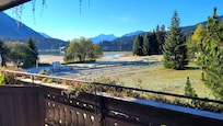 Aussicht vom Balkon auf See und Berge