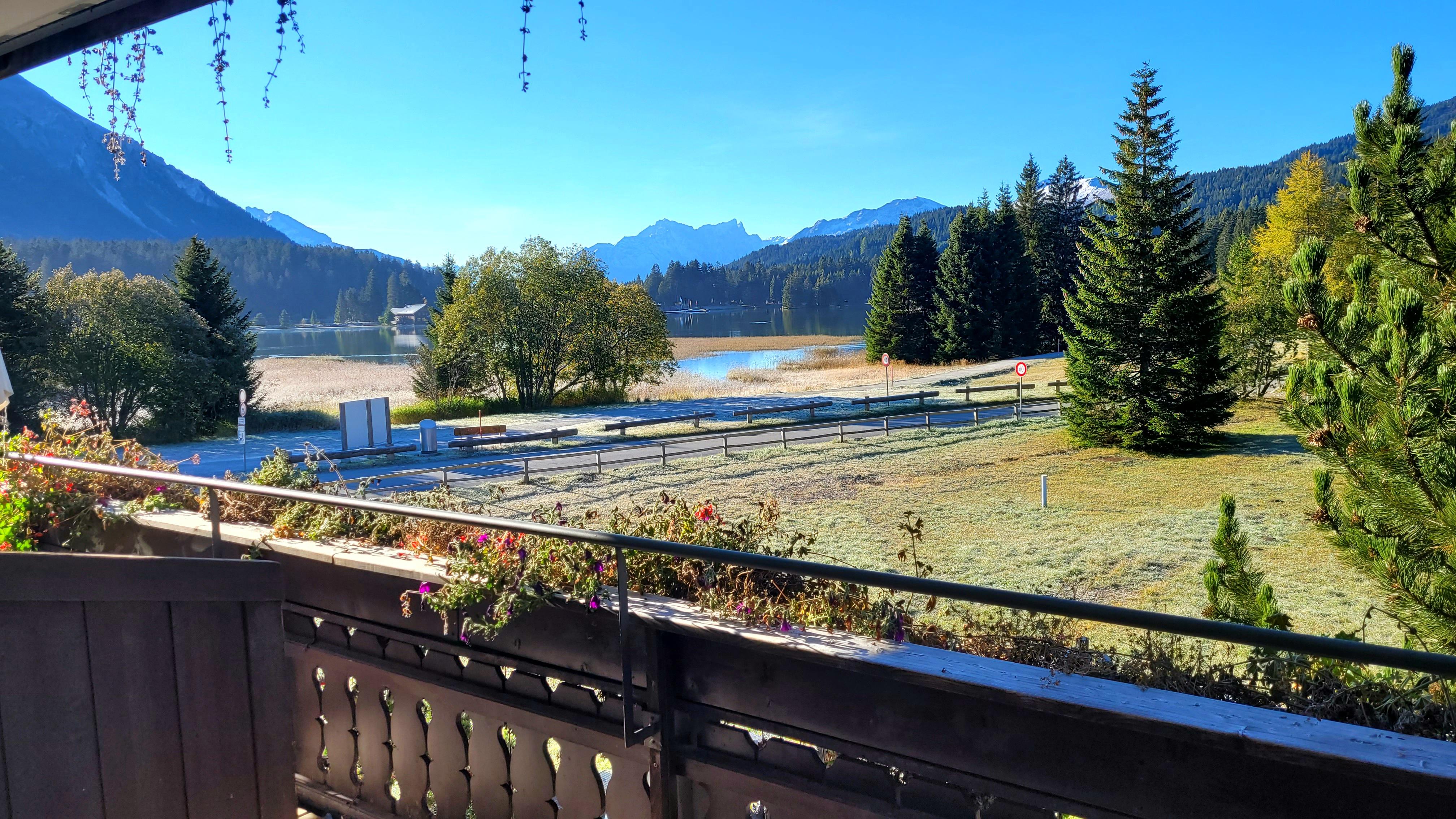 Aussicht vom Balkon auf See und Berge