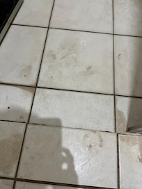 Chão do banheiro qdo pisei , fez barro.