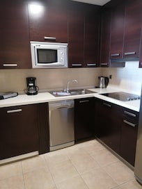 Cocina con electrodomésticos y muy equipada