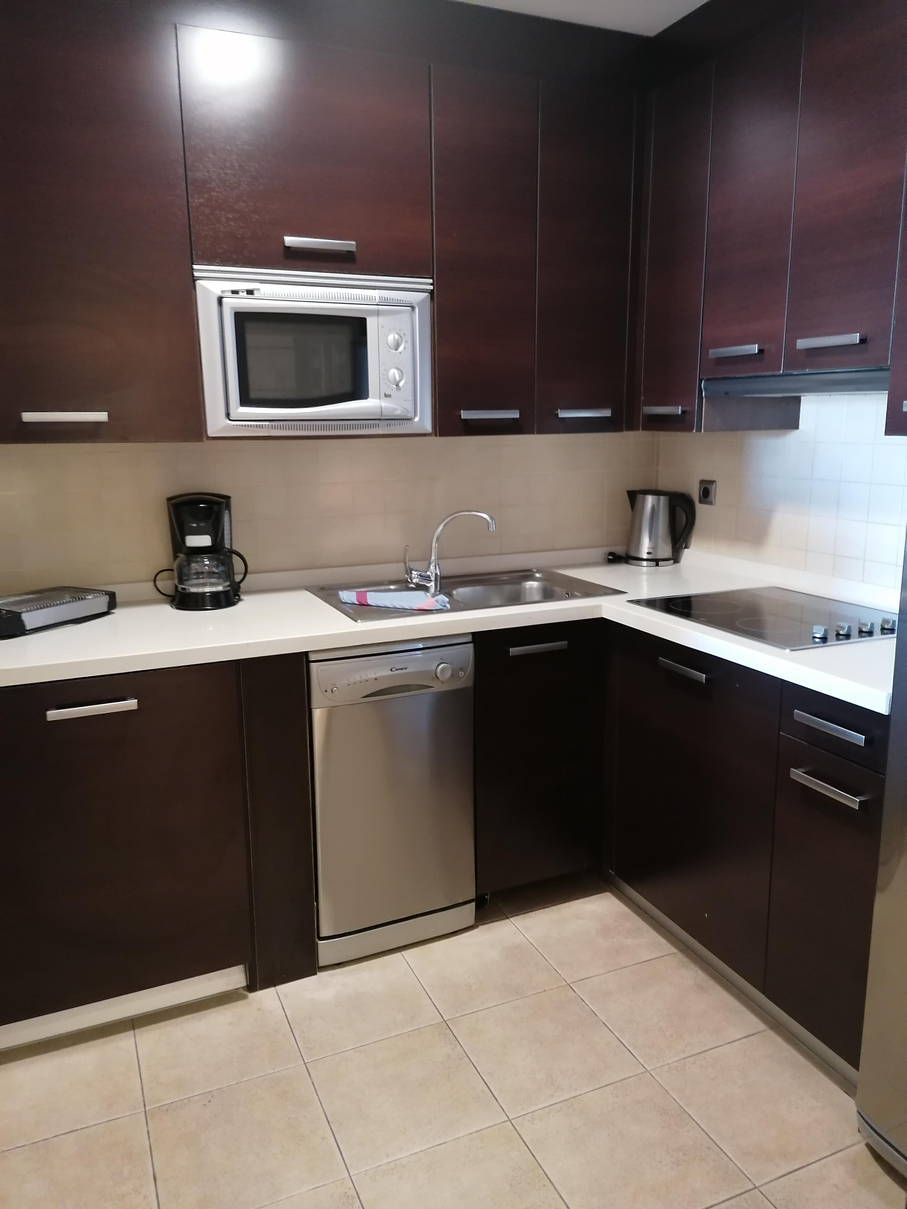 Cocina con electrodomésticos y muy equipada