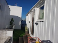 Acomodação no terraço do empreendimento. Excelente acomodação, mas a casa de banho extremamente apertada. Espaço mínimo. No App Hoteis.com não estão expostas as fotos destas acomodações.