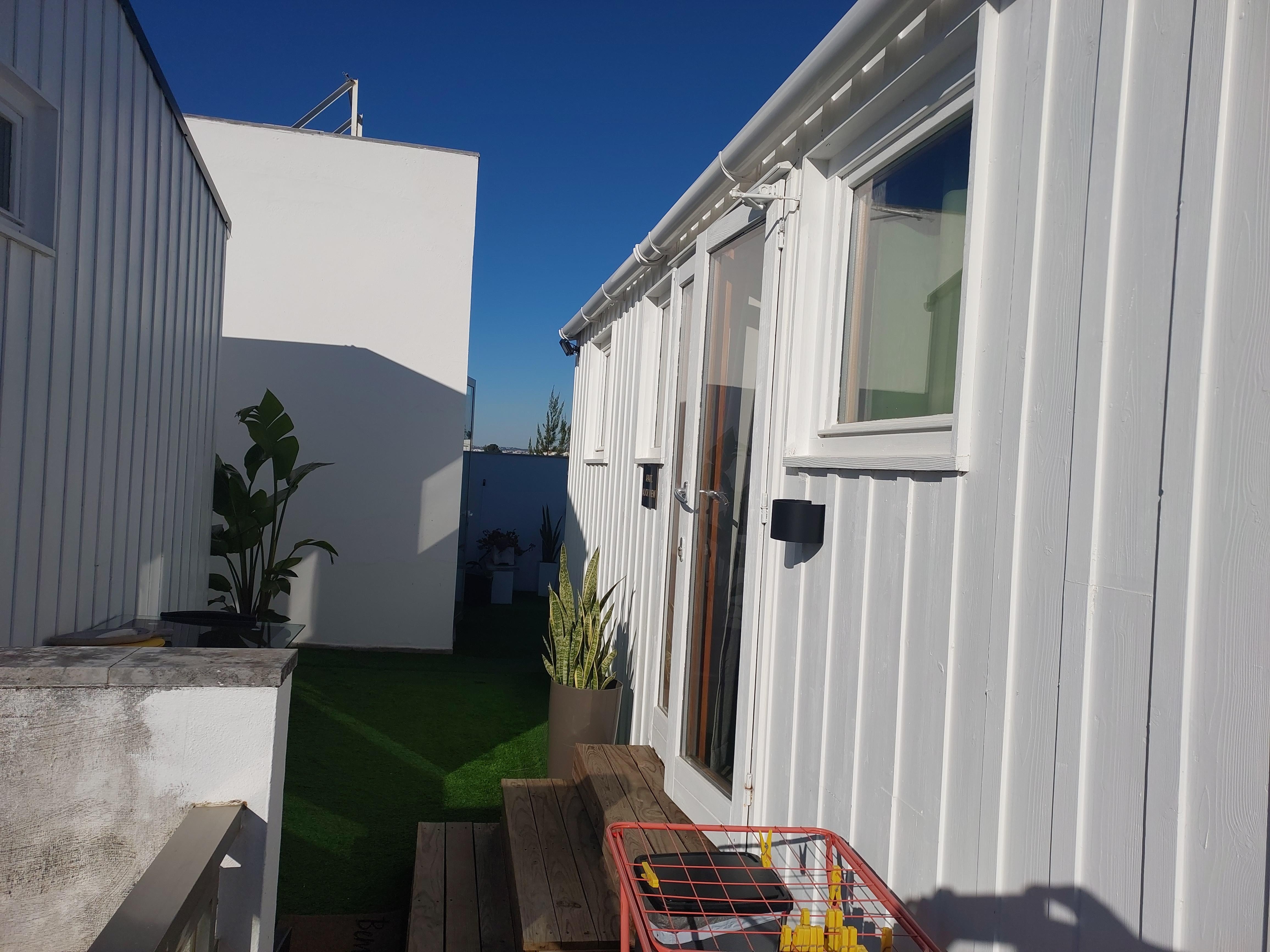 Acomodação no terraço do empreendimento. Excelente acomodação, mas a casa de banho extremamente apertada. Espaço mĂnimo. No App Hoteis.com nĂŁo estĂŁo expostas as fotos destas acomodaçÔes.
