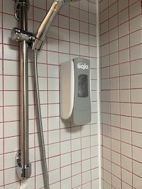 Sæbedispenser uden sæbe i