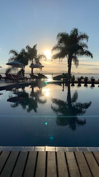 Por do sol na área da piscina