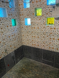 Badet. Mangler håndvask men er på terrassen utenfor