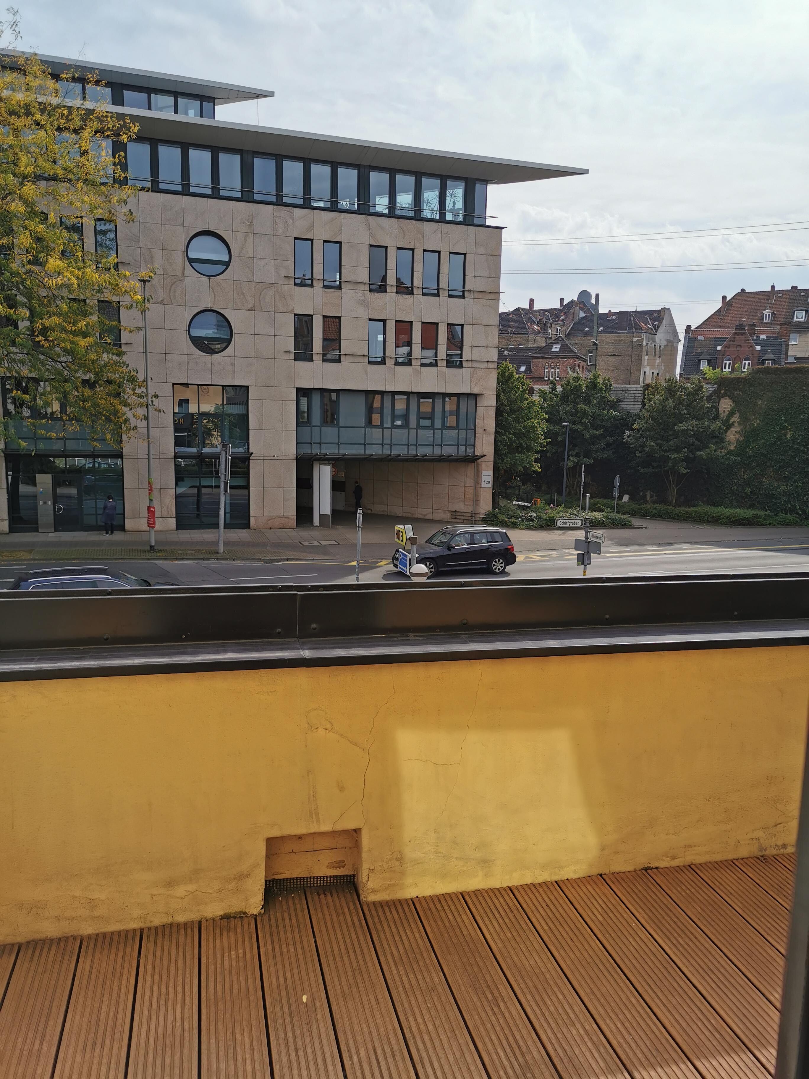 Blick vom Balkon auf gutes indisches Restaurant gegenüber
