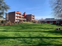 Grand jardin + balcons des chambres et terrasse du restaurant