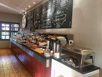 Café da manhã, um espaço grande, balcão único, apertado. Como outros, este é um espaço interno esperando renovação.