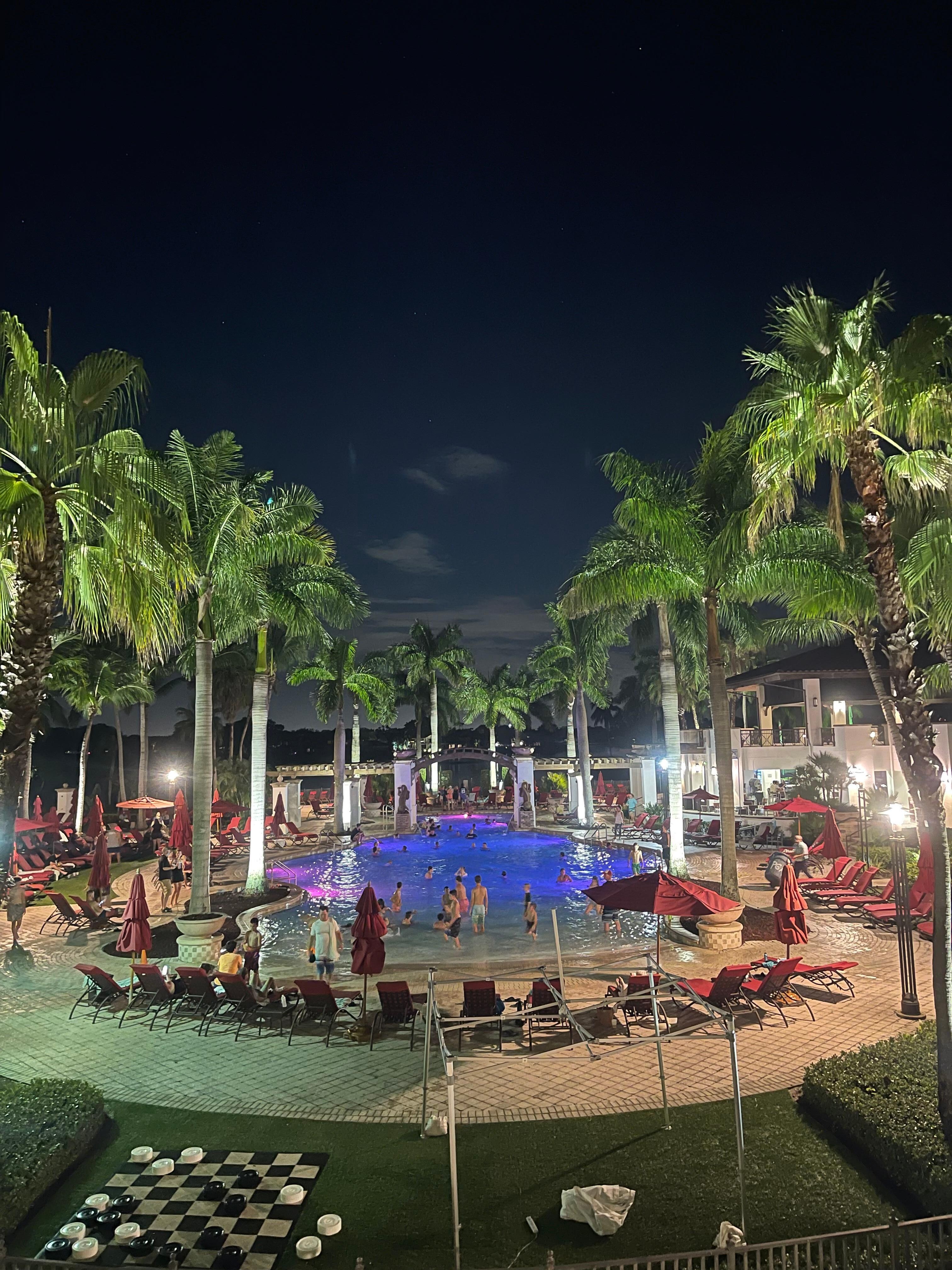 Vista nocturna de la piscina - Night view of the pool.