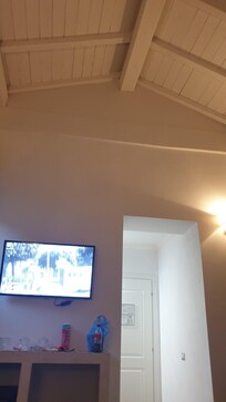 Set fra sengen mod fordør. I entre var god plads