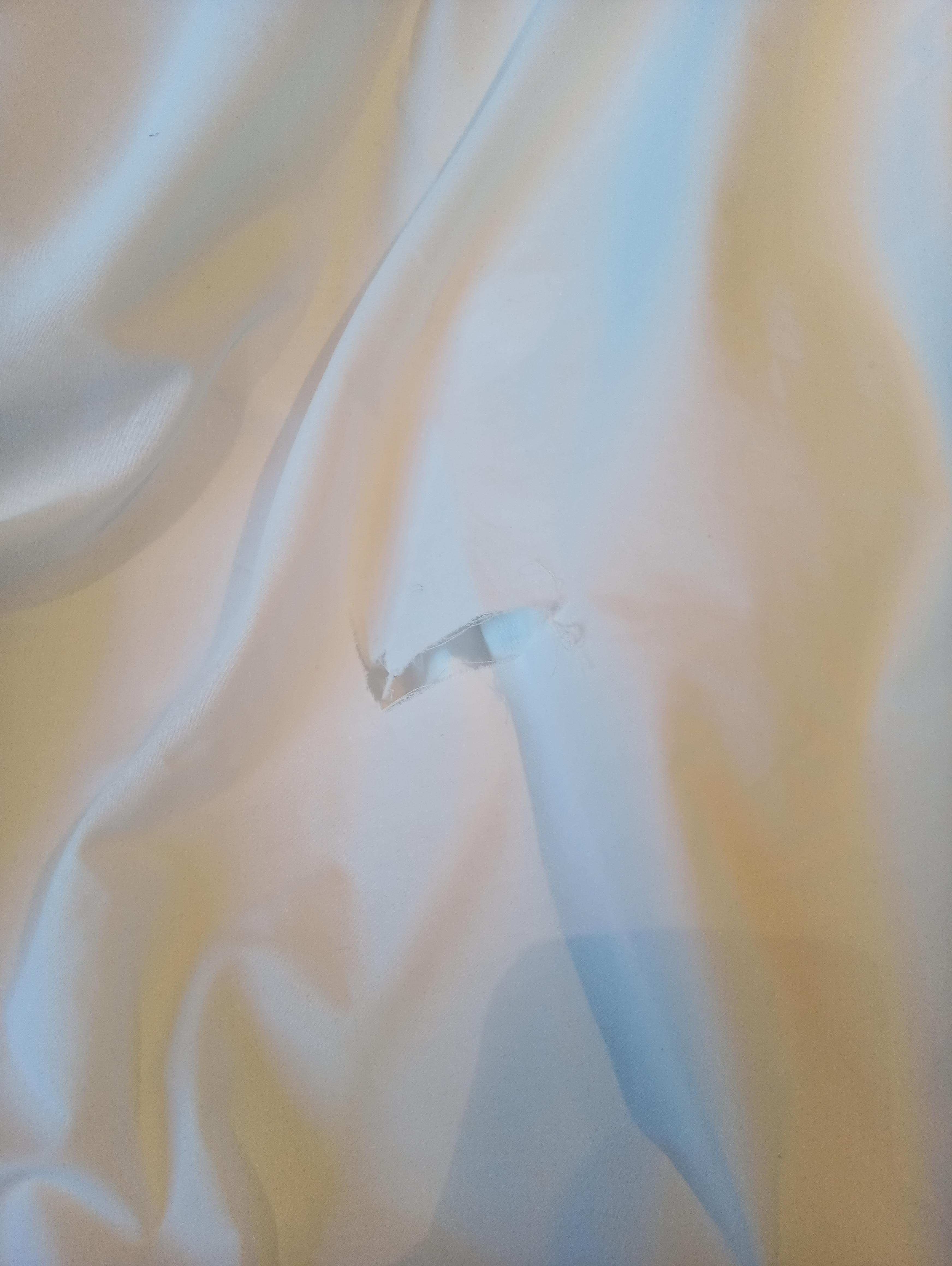 침구가 찢어져 있어서 나오면서 직원분께 말씀드렸습니다.