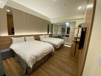 如果是住兩人空間剛好,住四人只有一張椅子,而且是放在浴室門口