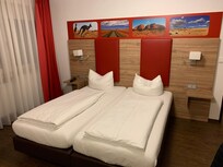 Overzicht van de mooie hotelkamer