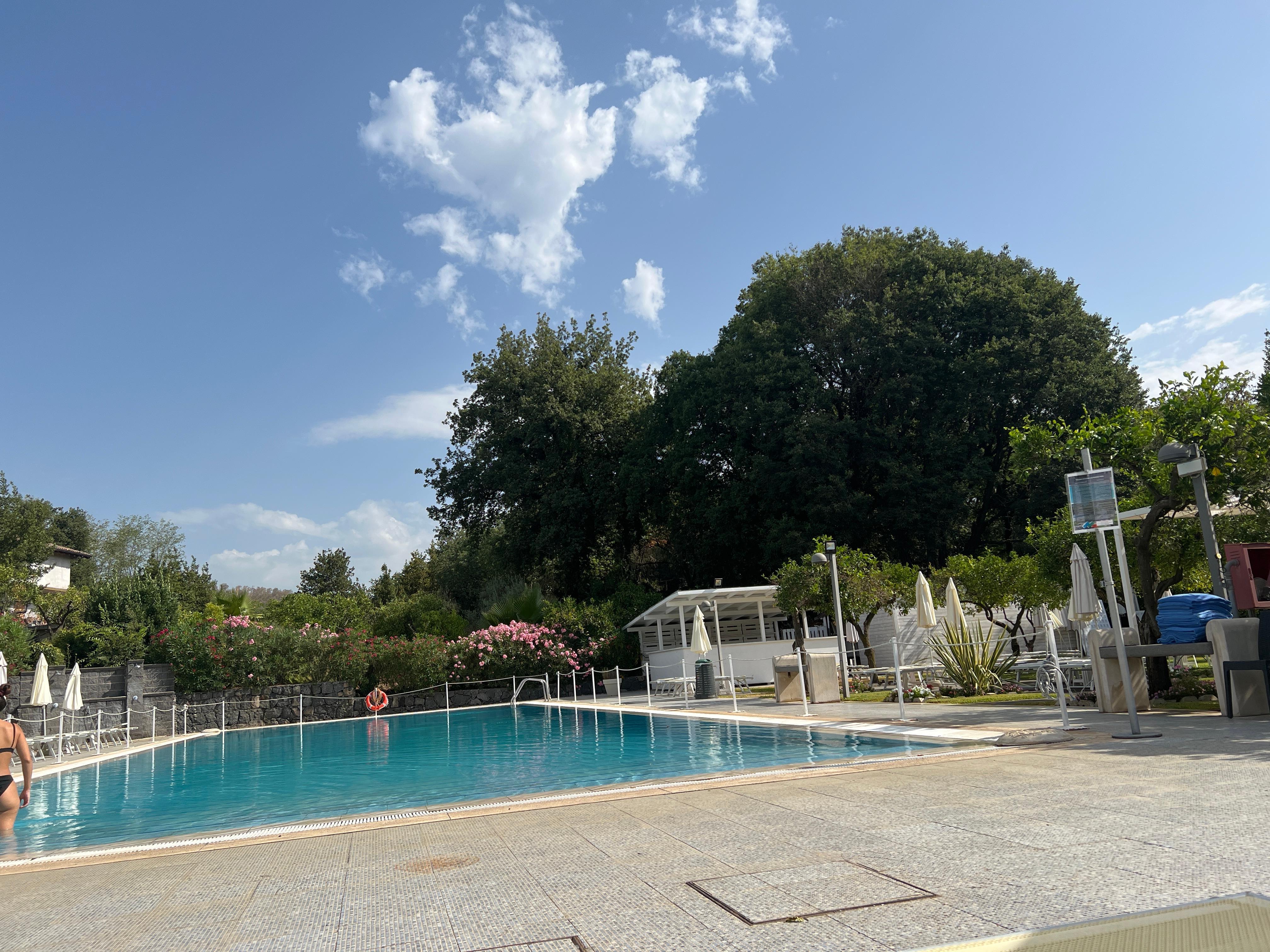 Piscina ben curata e acqua pulita