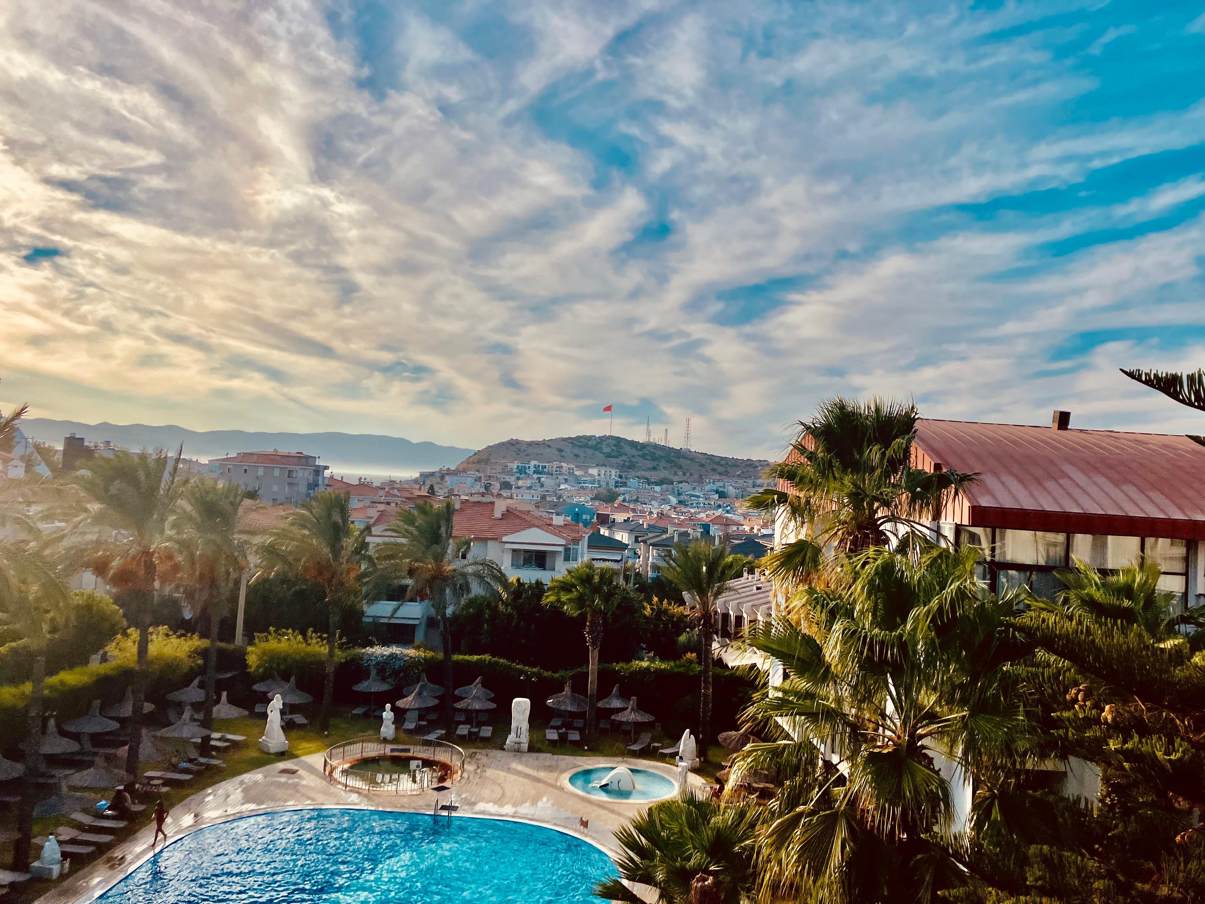 Hotellet har utendørs basseng også. 