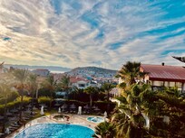 Hotellet har utendørs basseng også.