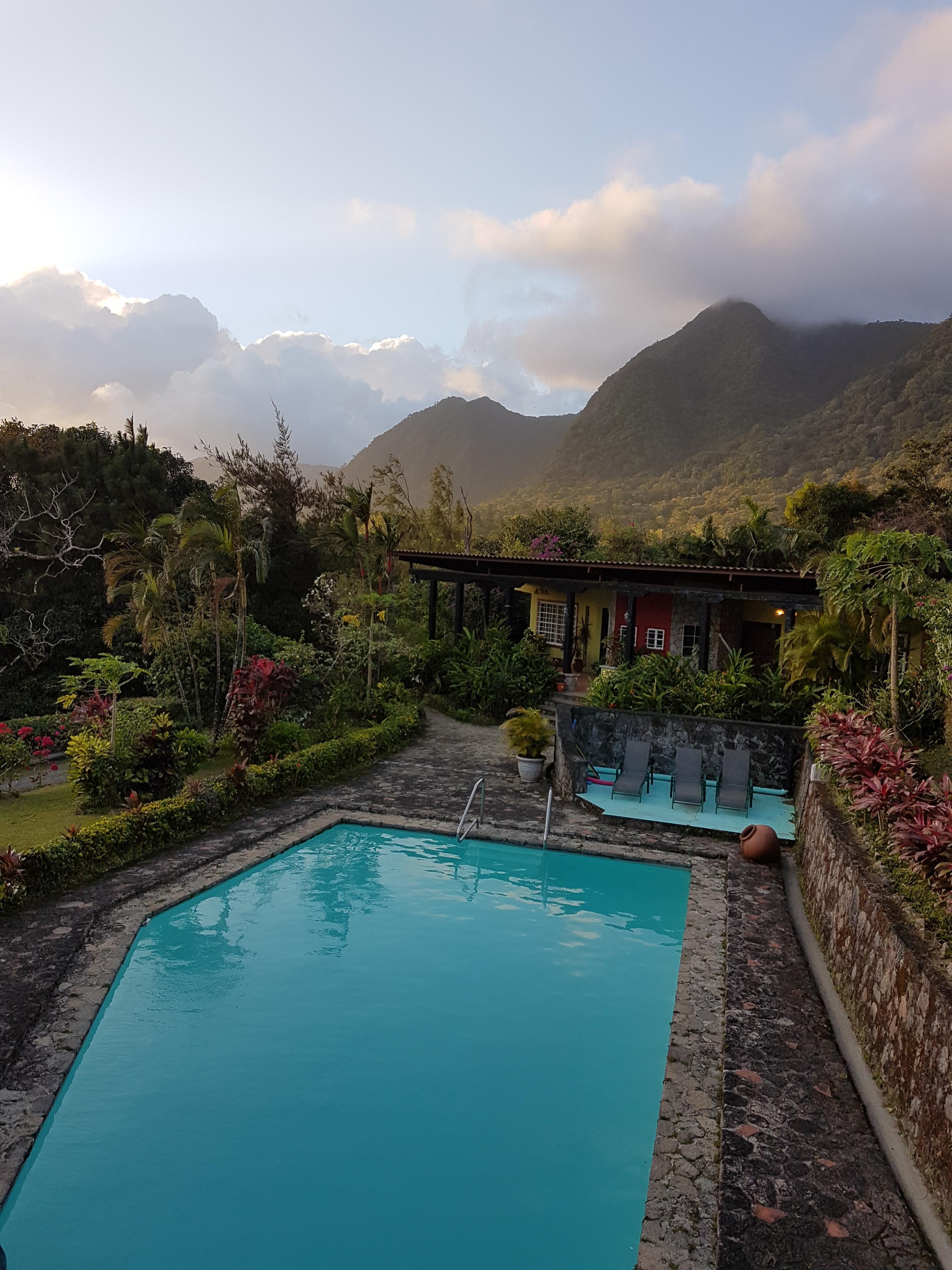 Pool mit unserem Zimmer im Hintergrund