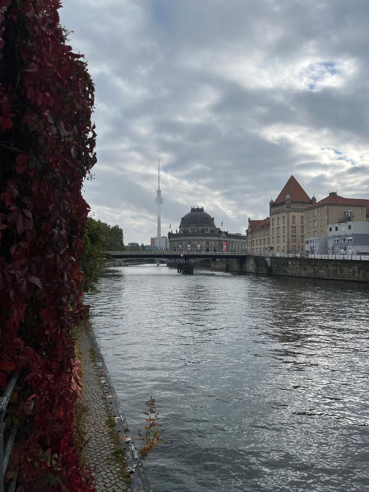 Vandre langs floden Spree til Berliner Dom og de mange spektakulære bygninger
