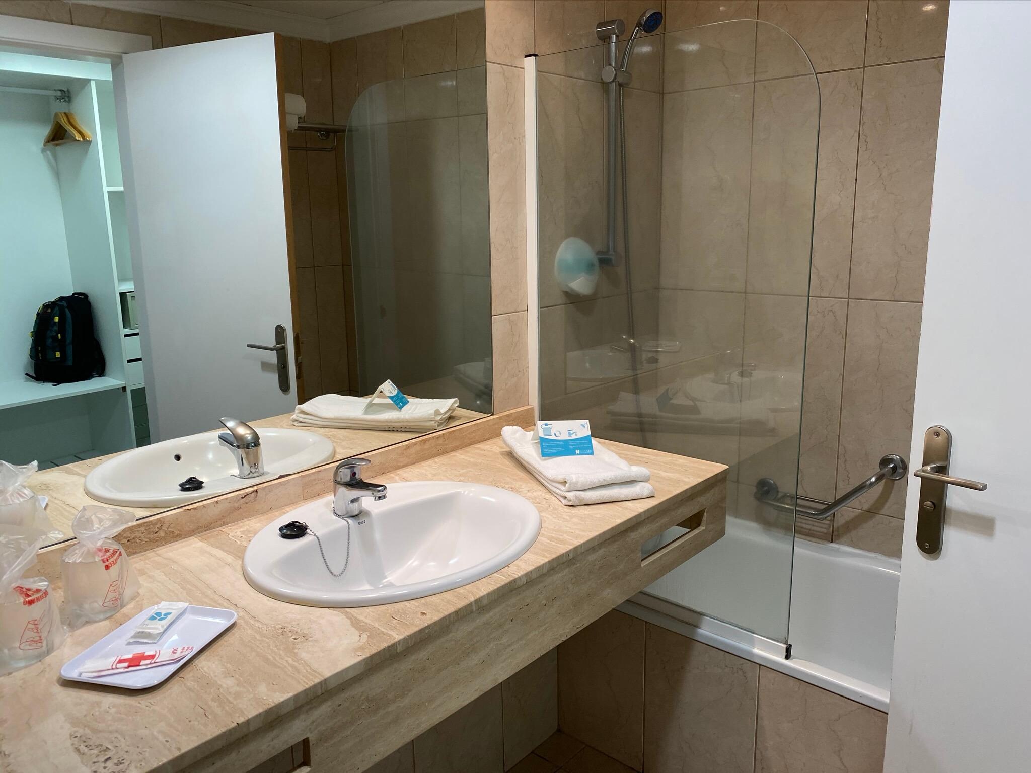 Badet til standard dobbeltrom. Badekar med dusj.